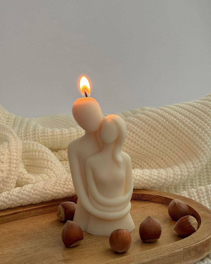 Ivory fluted candle and vase with gold leaf detail on an oval tray, photo 4