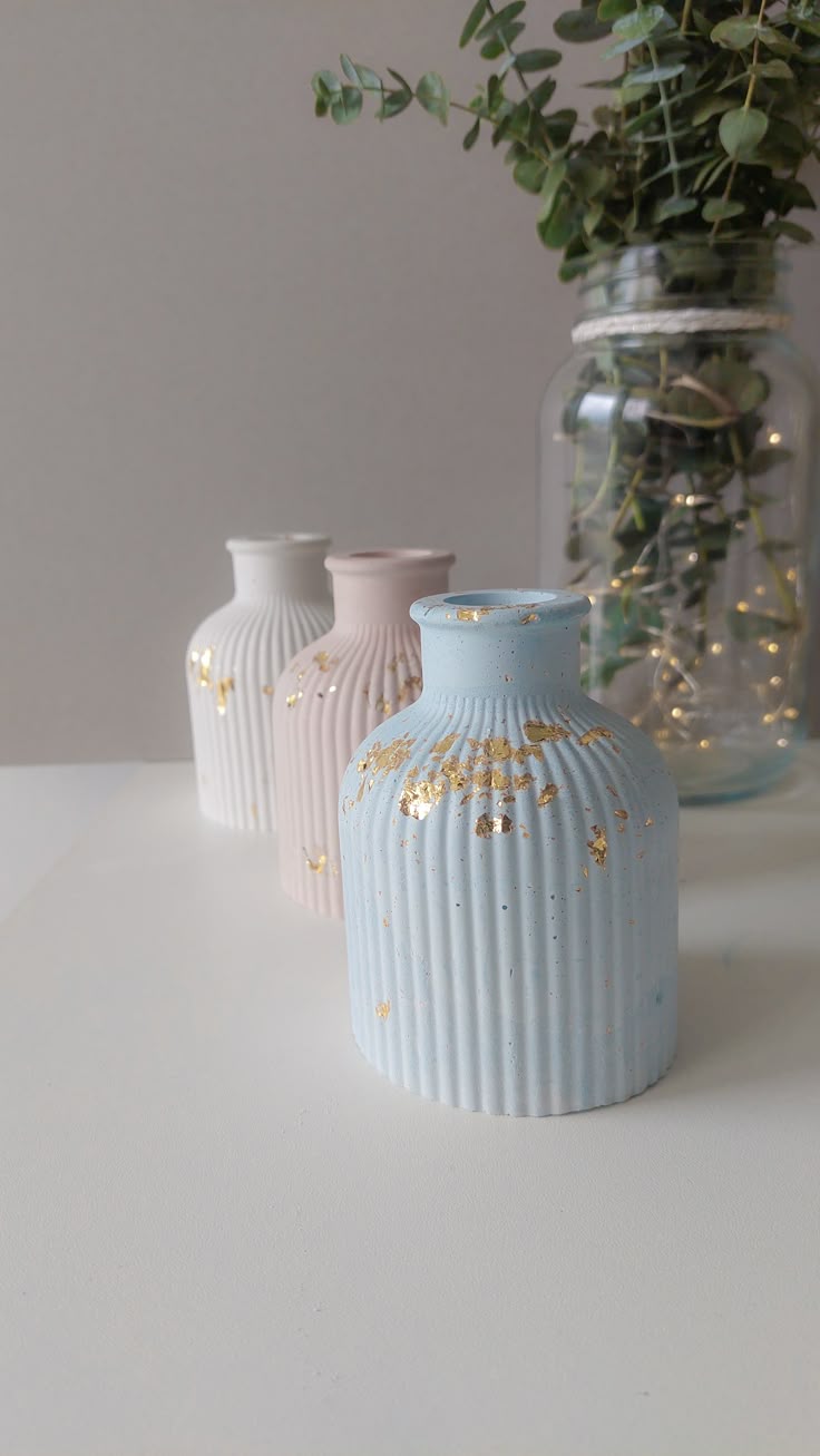 Rose pink ribbed bud vase with gold detail on a matching tray, photo 3