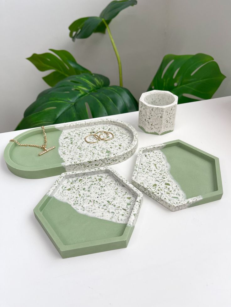 Dark speckled fluted candle holder and vase on a matching tray, photo 3